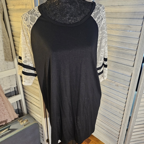 Torrid Woman's Lace Sleeved Raglan Jersey Tee New with Tags. - Picture 3 of 10